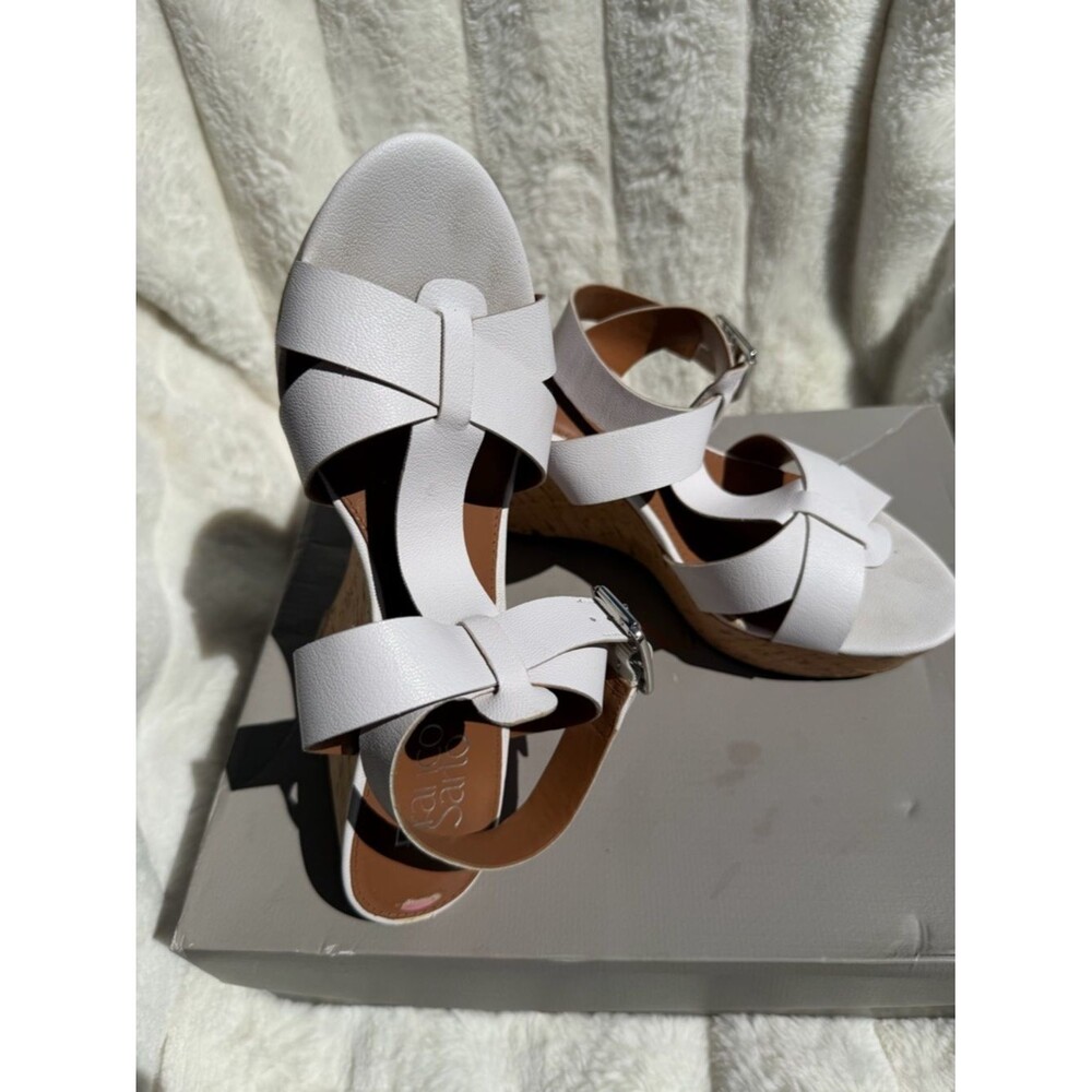 Women's White Leather Strappy Sandals - Classic Open-Toe
Size 8.5 - Picture 2 of 4